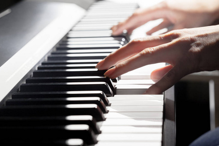 人彈鋼琴。特寫